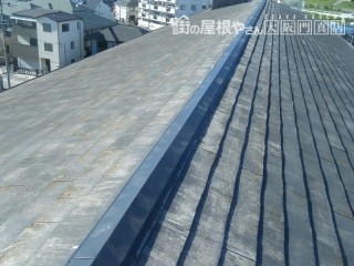 カラーベストの棟包板金を新しく取り付けました。