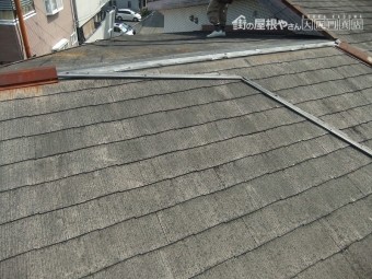棟包板金が飛散し、貫板も朽ちてしまっています。