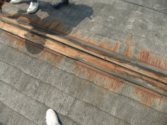 棟からかなり雨水が回っており、貫板が劣化しています。