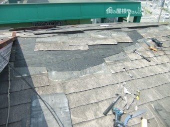 一旦、棟際からカラーベストを解体していきます。