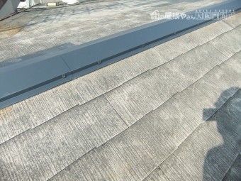 新し棟包の横から打った釘も浮かないように釘頭コーキング処理をします。