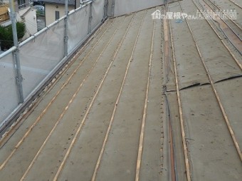 モニエル瓦は撤去して、下葺材のハイトンを露出させました。