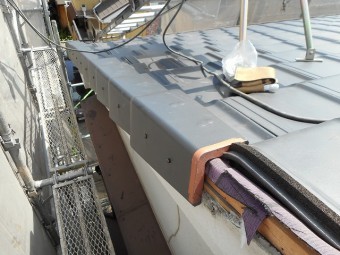 スーパートライ110のケラバ瓦と留め付けます。