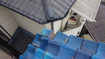 左袖瓦が一枚飛散しています。