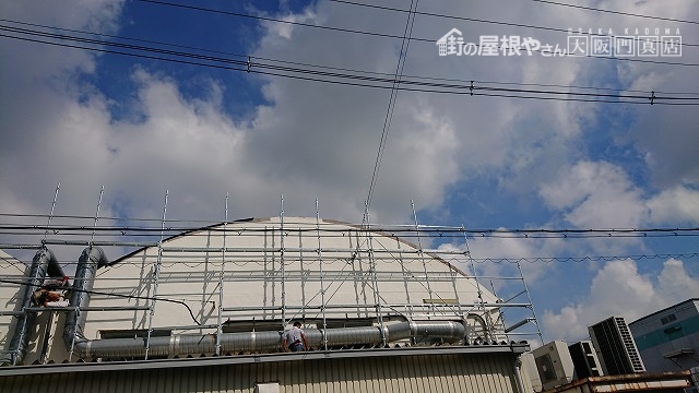 円形屋根の工業の飛散したケラバ部の補修工事を行います。
