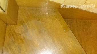 雨漏り箇所、屋上から続く階段