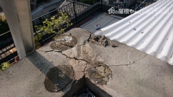 笠木のモルタルにはヒビが入っていました
