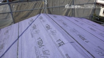 現状のカラーベストの上から、裏がシールになったルーフィングを貼ります。