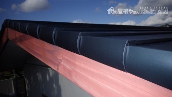 カレッセのケラバ役物は一枚一枚取り付ける、手間がかかるが高級な仕上がり
