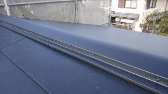 棟板金も円形で瓦見たいで和風の屋根にもあいます。