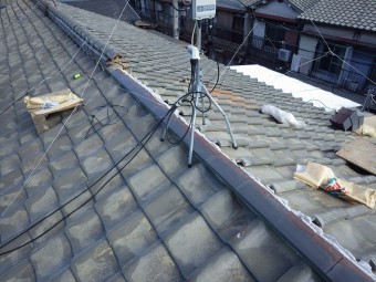 土台になんばん漆喰を使用しノシ瓦を積みます。