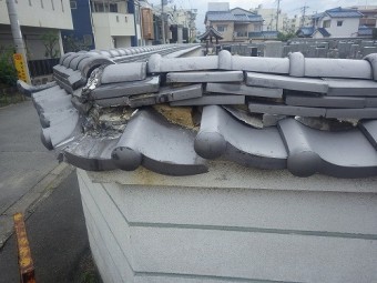 車が当てて、崩れた塀の瓦。