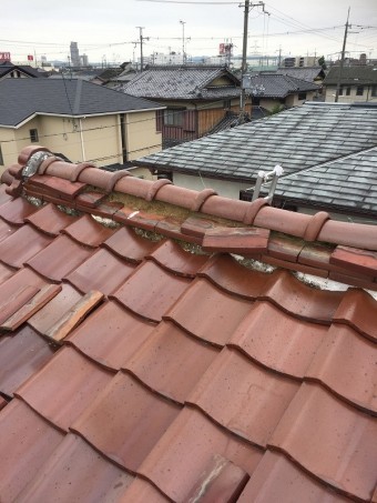 熨斗瓦が崩れてしまっています。