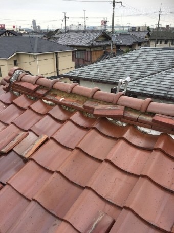 熨斗瓦が崩れてしまっています。