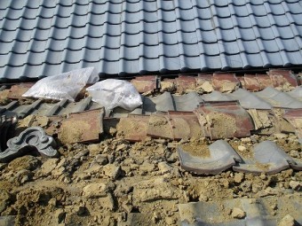 和瓦の下には大量の土が敷かれているのです。