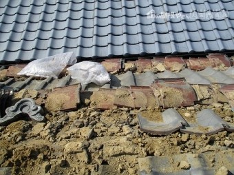 和瓦の下には大量の土が敷かれているのです。