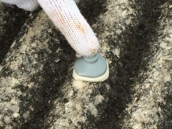 コーキングを付け、キャップを被せます