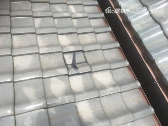 アンテナが倒れ瓦が割れ応急処置のコ-キングしている瓦
