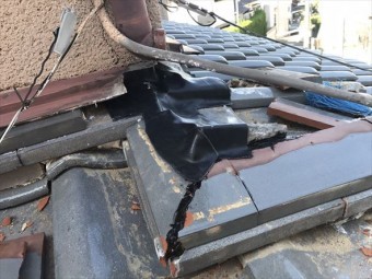 のし瓦を積み壁際部分は防水シートを貼ります