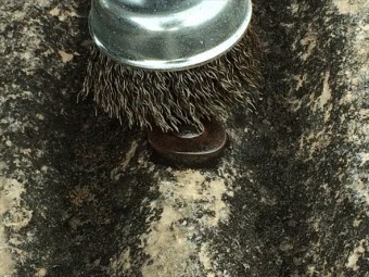 錆を削って落とします