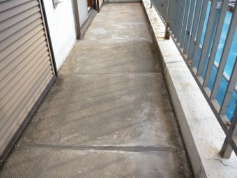 ベランダの防水が劣化してます。
