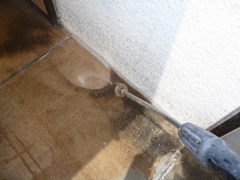 高圧洗浄をかけて洗います