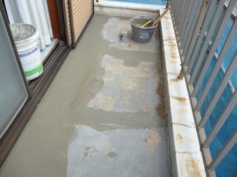 セメントで水流れの勾配の補正