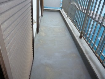 ベランダ防水下塗り