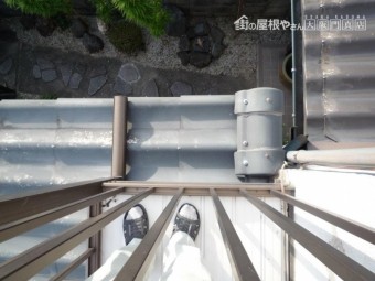 片棟部分はセキスイU瓦用棟瓦で仕舞がしてあります。