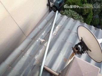 セキスイU瓦の本体の表面の色が剥がれています。