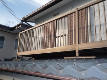 下屋根上には、アルミのバルコニーが屋根上の載っています。