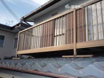 下屋根上には、アルミのバルコニーが屋根上の載っています。
