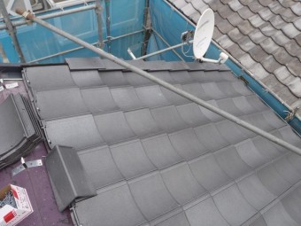 ケラバの部分も同質の瓦で重厚感を醸し出します。