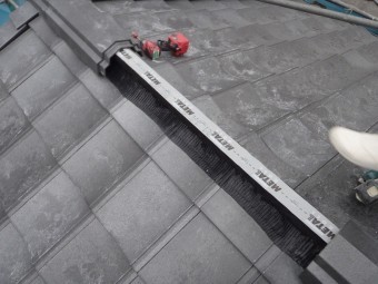 棟も完全乾式工法で、メタルロールを使用します。