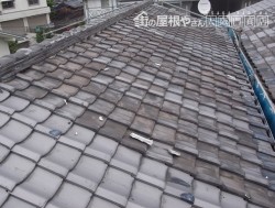 葺き替え前の劣化した和型いぶし瓦