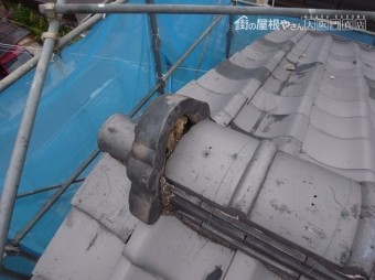 大棟の鬼瓦まわりの漆喰が欠損しています。