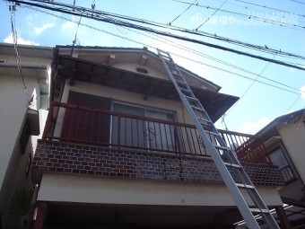 青い陶器釉薬瓦のお宅です。