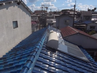 屋根には温水ソーラーが載せられています。