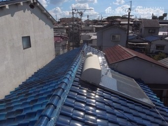 屋根には温水ソーラーが載せられています。