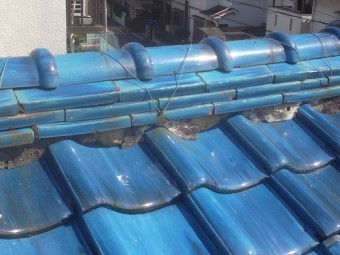 棟の面戸漆喰がボロボロです。