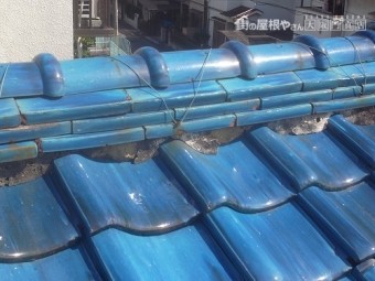 棟の面戸漆喰がボロボロです。
