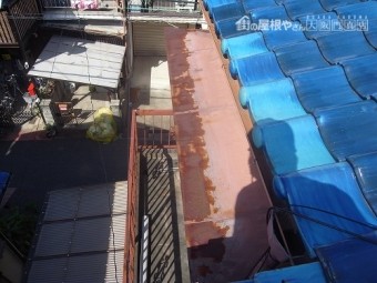庇板金もここまで錆びてしまうと、塗装ではダメですね。