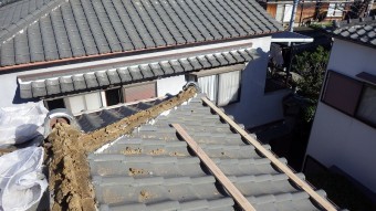 棟の瓦を解体していきます。