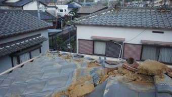 強力棟金具を取り付けます。