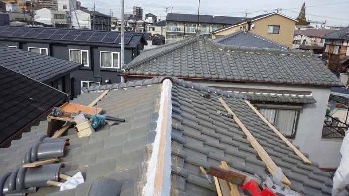 垂木の周りにナンバン漆喰を盛っていきます。