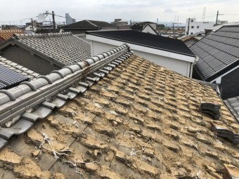 瓦を解体して行きます