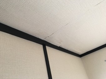 雨漏りで剥がれてきた天井クロス