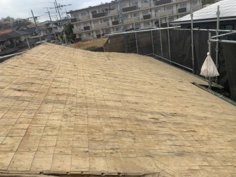 瓦も土もすべて撤去して、下葺材の杉板のみになりました。