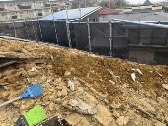 瓦は外したら、結構な土が置かれていますね。