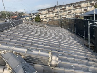 降り棟のある立派な入母屋の瓦を解体します。